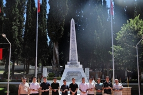 15-temmuz-oncesi-sehitlikte-anlamli-bulusma.jpg