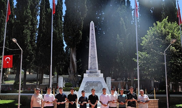 15-temmuz-oncesi-sehitlikte-anlamli-bulusma.jpg