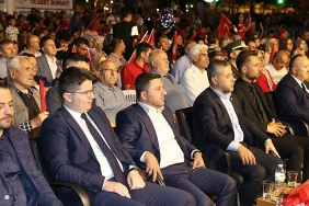 15-temmuzda-geceyi-aydinlatan-isik-ay-yildiz.jpg