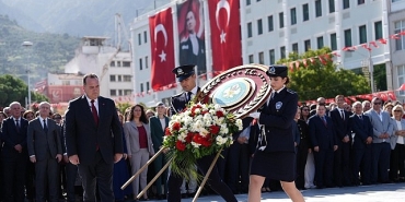 29-ekim-bayram-coskusu-celenk-sunumuyla-basladi.jpg