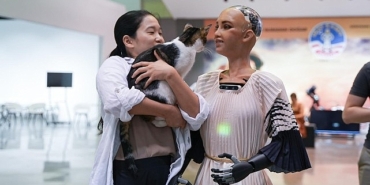 93-iefe-insansi-robot-sophia-damga-vurdu.jpg
