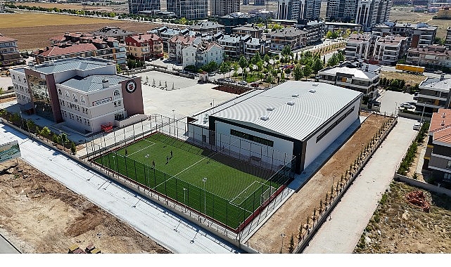 ahmet-calik-kapali-spor-salonu-ve-suni-cim-sahasinin-yapimi-tamamlandi.jpg