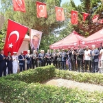 aktas-ve-buyukakin-dua-okudu-karanfil-birakti.jpg