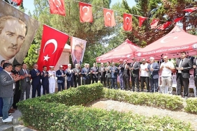 aktas-ve-buyukakin-dua-okudu-karanfil-birakti.jpg