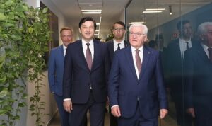 almanya-cumhurbaskani-frank-walter-steinmeier-dhl-express-turkiyenin-istanbul-havalimanindaki-operasyon-merkezini-ziyaret-etti-k72BZIQf.jpg