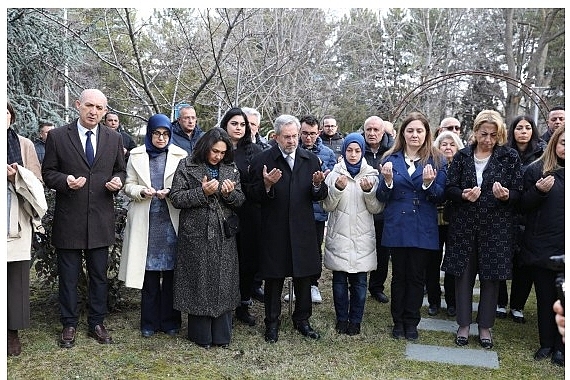 ankara-universitesi-6-subat-depremlerinde-hayatini-kaybeden-ogrencilerini-dualarla-andi.jpg