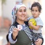 anne-kart-sayesinde-cocuklariyla-sokaga-cikabiliyorlar.jpg