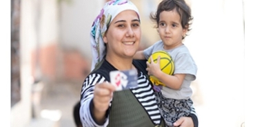 anne-kart-sayesinde-cocuklariyla-sokaga-cikabiliyorlar.jpg