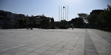 ataturk-aniti-yenilendi-toren-alani-guzellesti.jpg