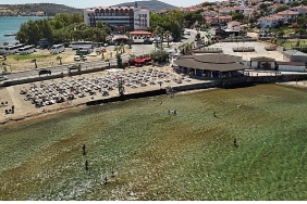 ayvalik-belediyesi-plajlarinda-gondere-mavi-bayrak-cekildi.jpg