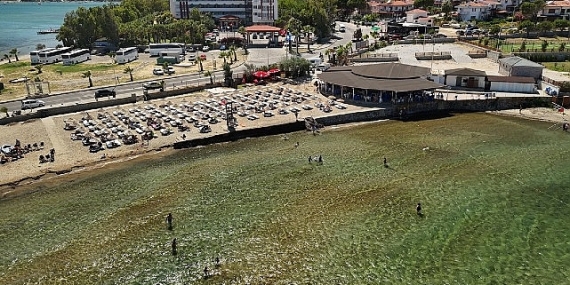 ayvalik-belediyesi-plajlarinda-gondere-mavi-bayrak-cekildi.jpg