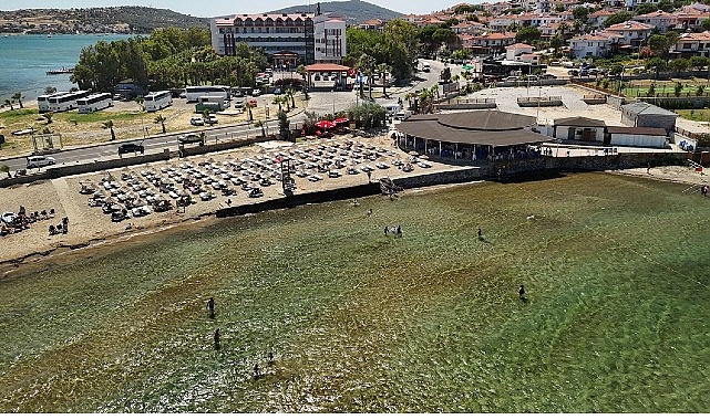 ayvalik-belediyesi-plajlarinda-gondere-mavi-bayrak-cekildi.jpg