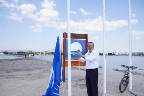 ayvalik-belediyesi-plajlarinda-mavi-bayraklar-gondere-cekildi.jpg
