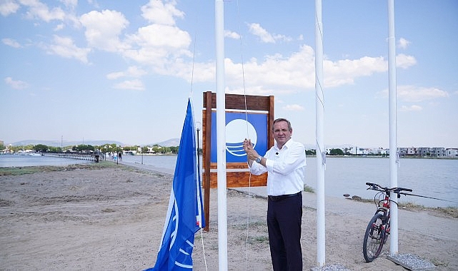 ayvalik-belediyesi-plajlarinda-mavi-bayraklar-gondere-cekildi.jpg