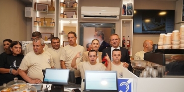 ayvalikta-ilk-engelsiz-kafe-hizmete-acildi.jpg