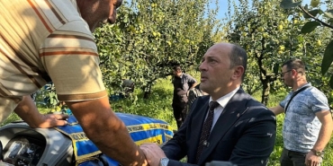 ayvanin-baskenti-geyvede-ayvanin-hasadi-basladi-geyve-belediye-baskani-selcuk-yildiz-ayva-bahcelerinde-yapilan-hasada-katildi.jpg