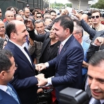 bakan-kurum-turbeonu-carsilarinda-konyalilarla-kucaklasti.jpg