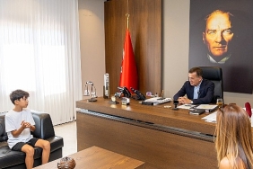 baskan-abdullah-ozyigit-minik-cevreci-aras-kayretli-ile-bulustu.jpg