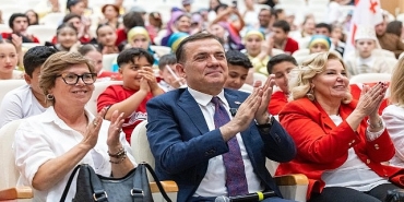 baskan-abdullah-ozyigit-ve-meclis-uyeleri-koltuklarini-cocuklara-devretti.jpg