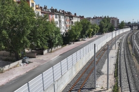 baskan-altay-banliyo-hattinda-tren-kaynakli-gurultuye-karsi-ses-bariyeri-yaptiklarini-acikladi.jpg