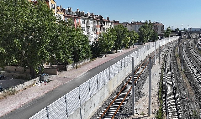 baskan-altay-banliyo-hattinda-tren-kaynakli-gurultuye-karsi-ses-bariyeri-yaptiklarini-acikladi.jpg