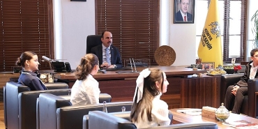 baskan-altay-cocuk-meclisi-ve-genclik-meclisi-uyeleriyle-bulustu.jpg