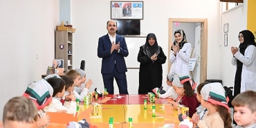 baskan-altay-filistin-duyarliligi-ile-dikkat-ceken-minik-ogrencileri-ziyaret-etti.jpg