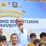 baskan-altay-gule-oynaya-camiye-gel-projesinde-bisiklet-almaya-hak-kazanan-cocuklara-bisikletlerini-hediye-etti.jpg