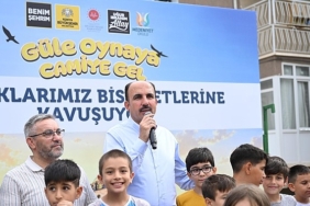 baskan-altay-gule-oynaya-camiye-gel-projesinde-bisiklet-almaya-hak-kazanan-cocuklara-bisikletlerini-hediye-etti.jpg