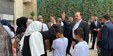 baskan-altay-konyada-misafir-edilen-gazzeli-ailelerle-bulustu.jpg