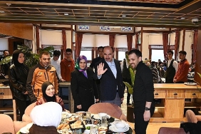 baskan-altay-konyadaki-gazzeli-ailelerle-iftar-sofrasinda-bulustu.jpg