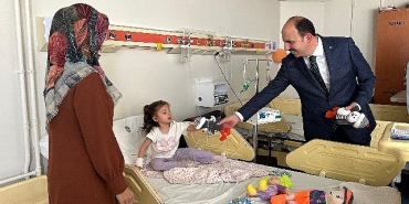 baskan-altay-su-tip-fakultesinde-tedavi-goren-hastalari-ziyaret-etti.jpg