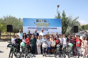 baskan-altay-ve-baskan-kavus-40-gun-camiye-gelen-cocuklarin-bisiklet-sevincine-ortak-oldu.jpg
