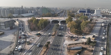 baskan-altay-yenileme-calismasi-suren-marangozlar-kavsaginin-alt-kismini-trafige-actiklarini-acikladi.jpg