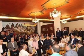 baskan-ari-vatandaslarla-ve-personelle-bayramlasti.jpg