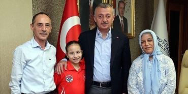 baskan-buyukakin-genc-sampiyonla-bulustu.jpg