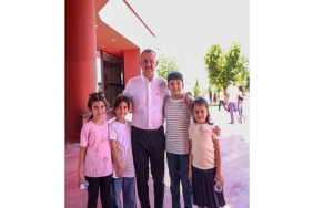 baskan-buyukakin-karne-alan-ogrencilerin-mutlulugunu-paylasti.jpg