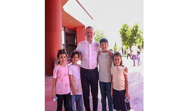 baskan-buyukakin-karne-alan-ogrencilerin-mutlulugunu-paylasti.jpg