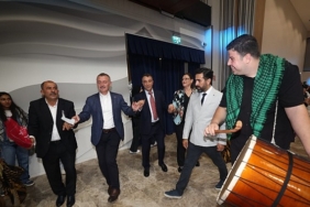 Başkan Büyükakın, Vanlıların halayına katıldı:  “Biz birlikte Türkiye’yiz”