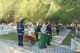 baskan-cercioglundan-mezarliklarda-ramazan-bayrami-oncesi-temizlik-calismasi.jpg