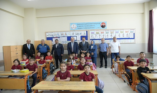 baskan-cirpanoglu-ogrencilerin-karne-sevincini-paylasti.jpg