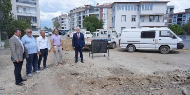 baskan-deveciler-pazarbsi-caddesinde-incelemelerde-bulundu.jpg