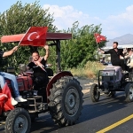 baskan-dutlulu-ilgin-mahallesinde-traktor-konvoyu-ile-karsilandi.jpg