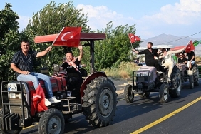 baskan-dutlulu-ilgin-mahallesinde-traktor-konvoyu-ile-karsilandi.jpg
