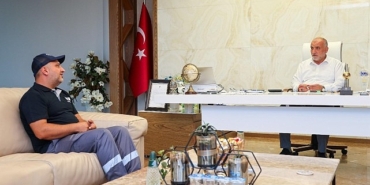 baskan-ibrahim-sandikcidan-yagmura-aldiris-etmeden-calisan-isciye-odul.jpg