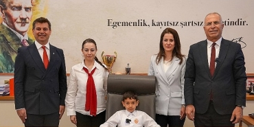 baskan-isik-23-nisanda-koltugunu-egeye-devretti.jpg