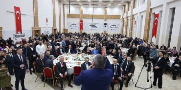 baskan-mesut-ozarslan-corumlulari-iftarda-agirladi.jpg