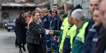 baskan-mutlu-belediye-calisanlariyla-bayramlasti.jpg