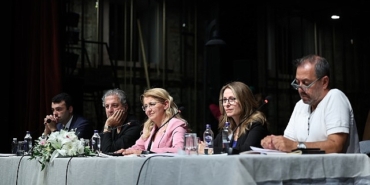 baskan-ovalioglu-bakirkoy-belediye-tiyatrosu-oyuncu-ve-teknik-ekibiyle-bir-araya-geldi.jpg