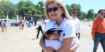 baskan-ovalioglu-ogrencilerle-birlikte-atik-topladi.jpg